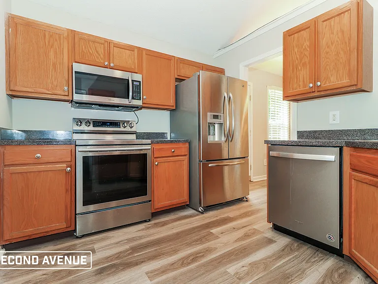 905 Woodwind Dr — Photo 2