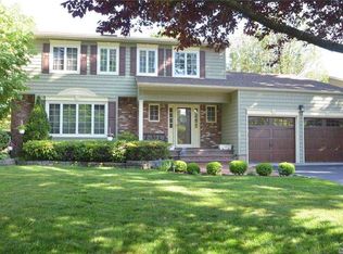 100 Ayers Rd, Locust Valley, NY 11560