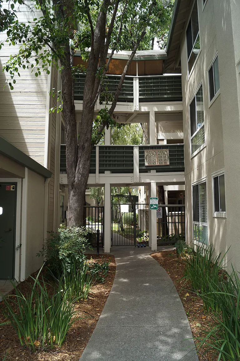 2530 Oak Rd APT 102 photo 1