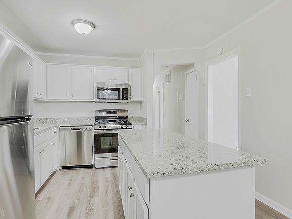 5th image of 2052 Hillcrest Dr