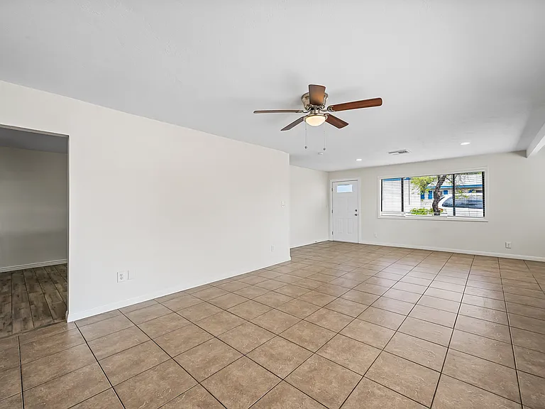 5924 W Seldon Ln — Photo 5