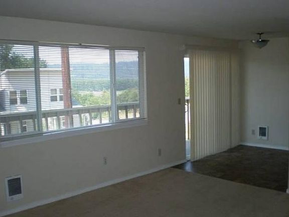 4th image of 15910 1st Ave NE #A