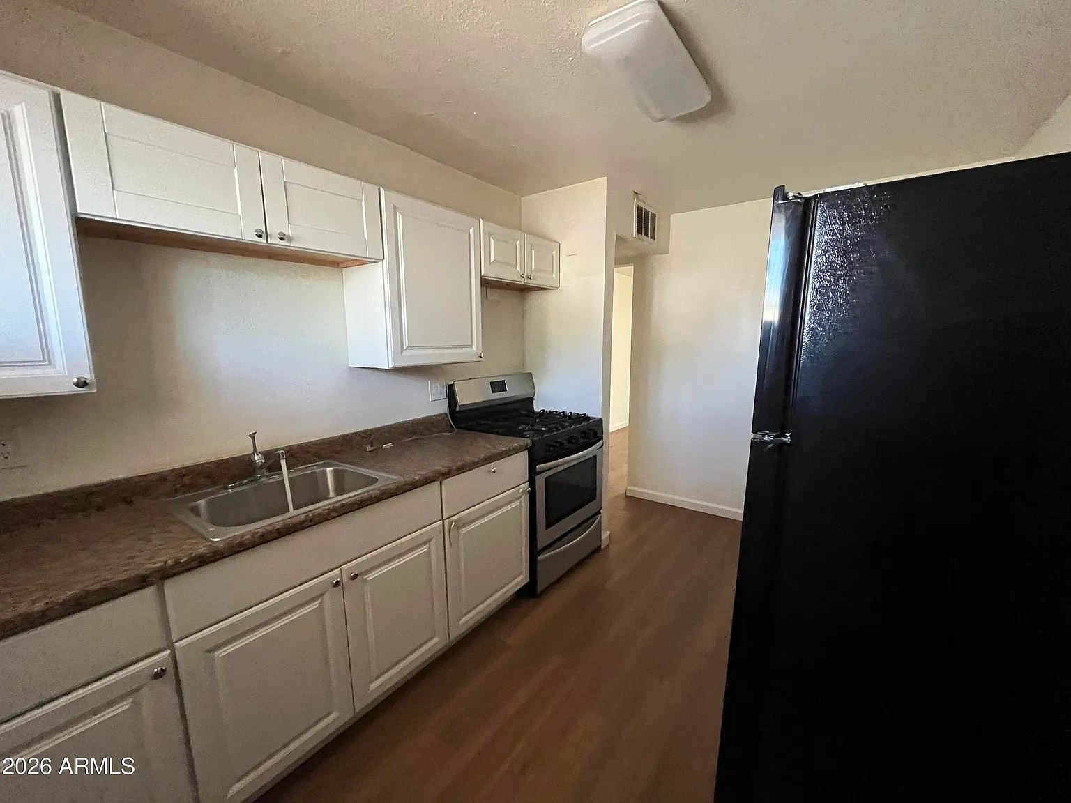 2 bed, 1.0 bath, 672 sqft, $1,200 — Photo 4