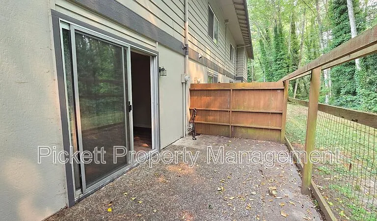354 NW Edvard St #E — Photo 23