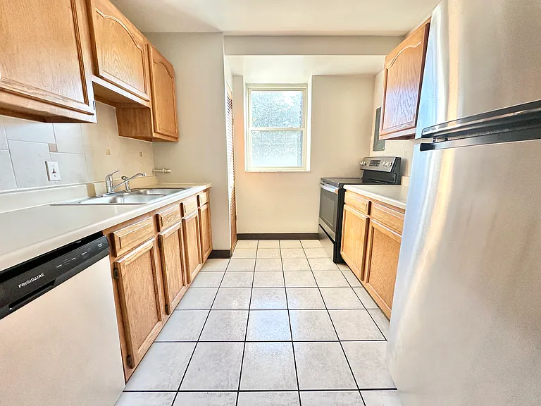 Large 1-Bedroom W/Out Balcony