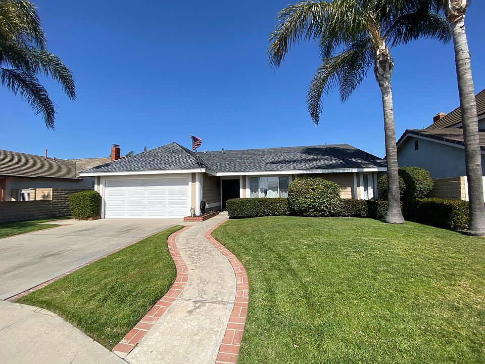 Front of 3 bedroom, 2 bath house with 2 car garage