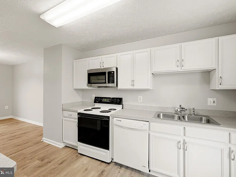 219 Surrey Club Ln — Photo 9