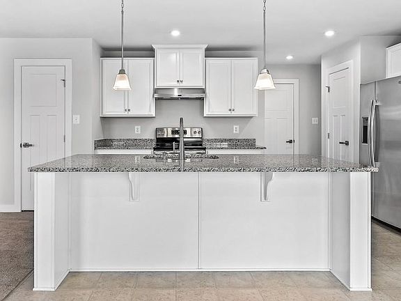4th image of 627 Jasper Dr