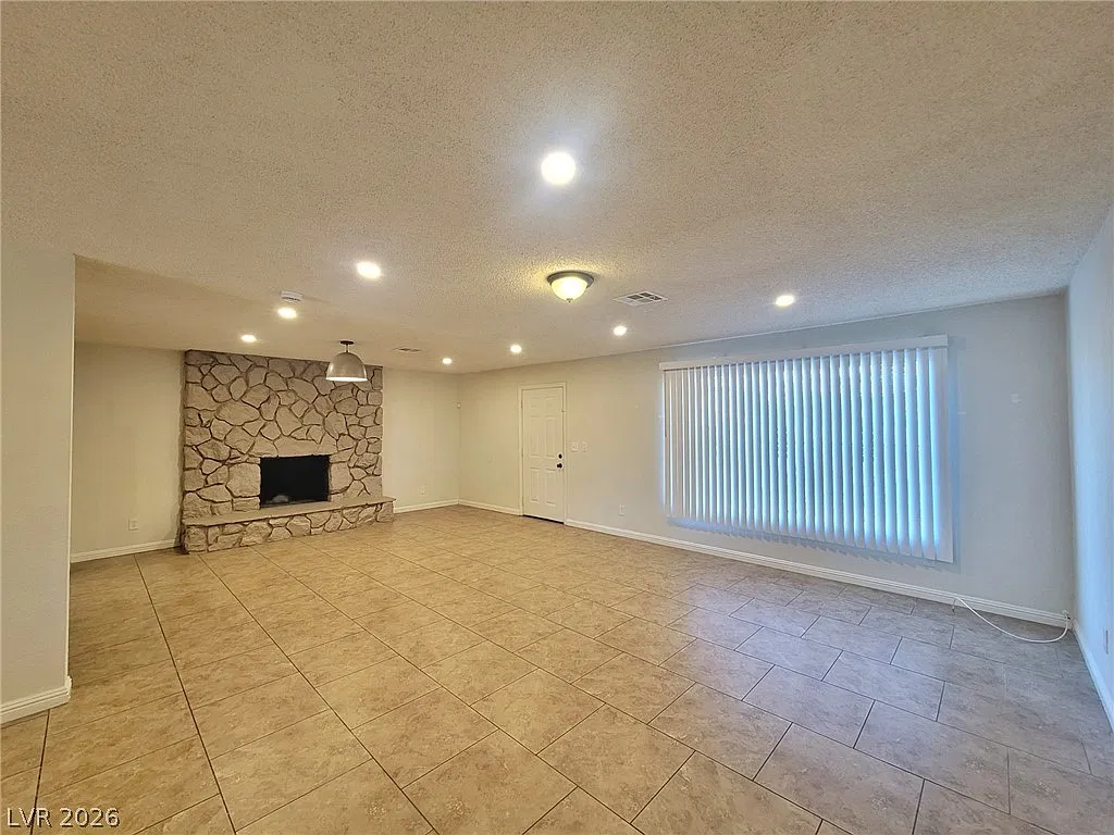 3 bed, 2.0 bath, 1653 sqft, $2,150 — Photo 2