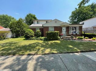27720 Ursuline St, Saint Clair Shores, MI 48081
