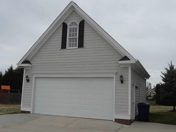 Extra detached 2 car garage
