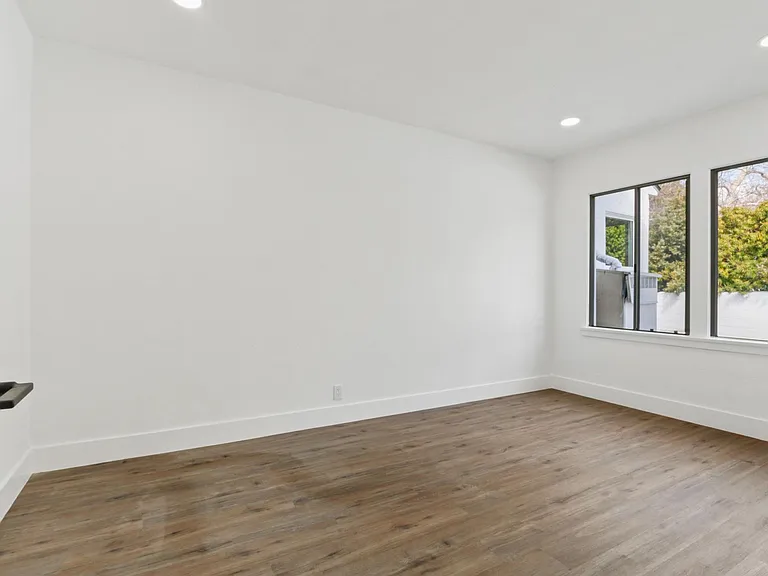2432 Belmont Ave — Photo 10
