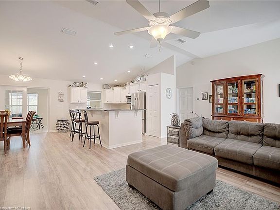 3rd image of 4051 Santa Barbara Dr