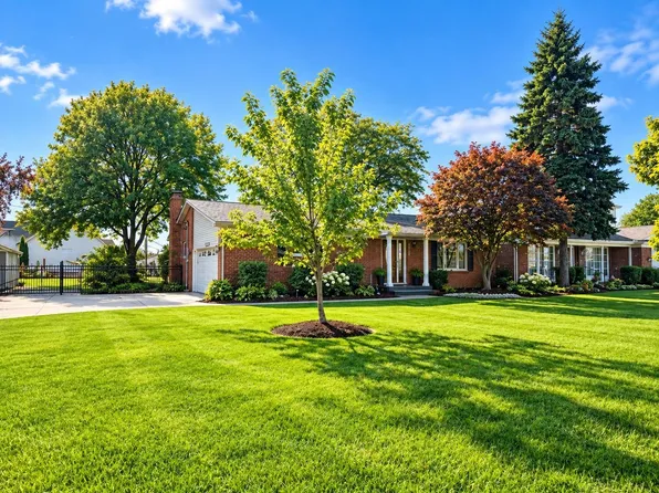 32160 S River Rd, Harrison Township, MI 48045