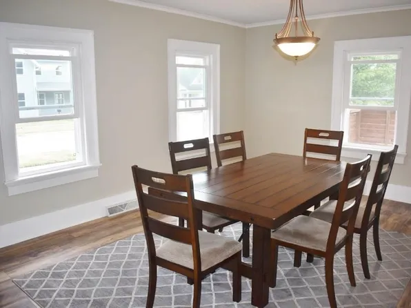 208 4th St SE, Independence, IA 50644