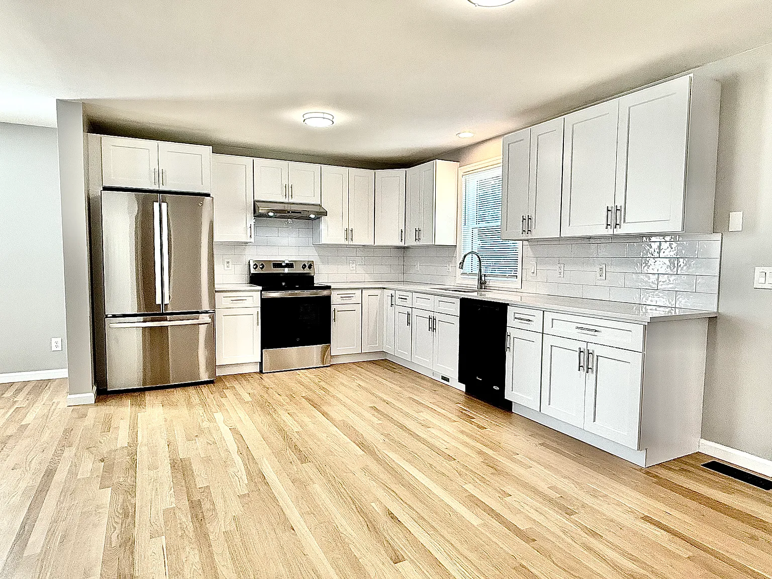 3 bed, 1.5 bath, 1000 sqft, $3,200 — Photo 1