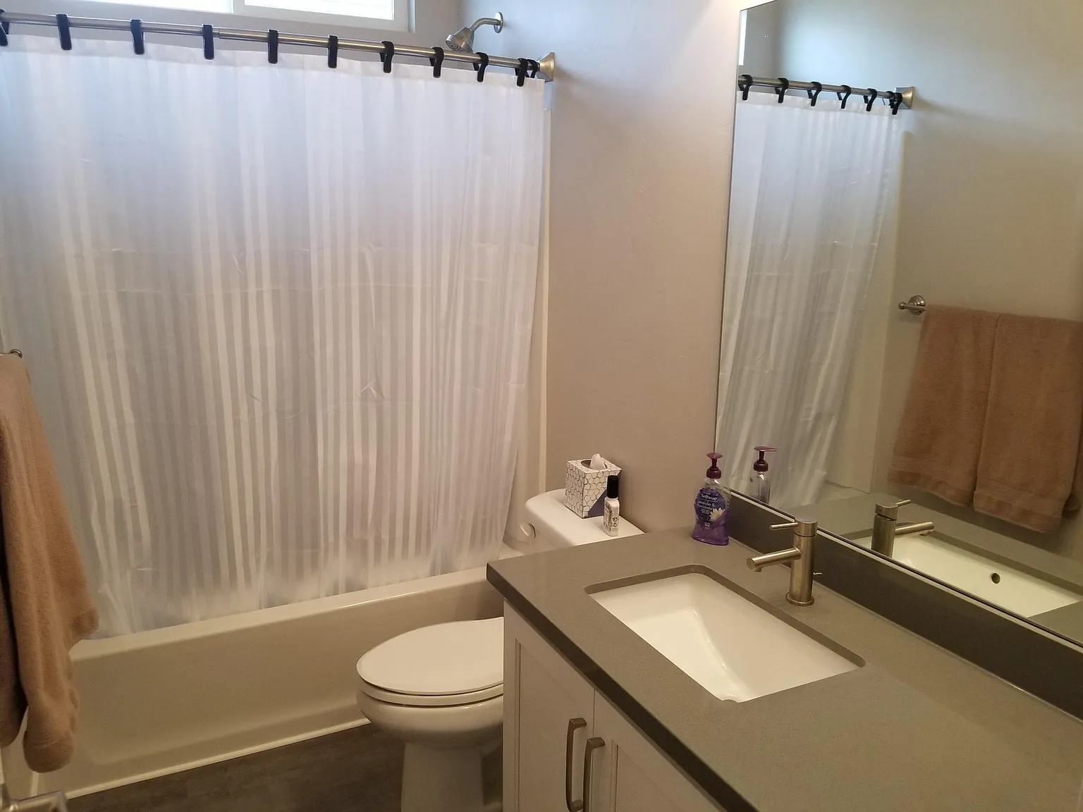 7 bed, 4001 sqft, $799 — Photo 2