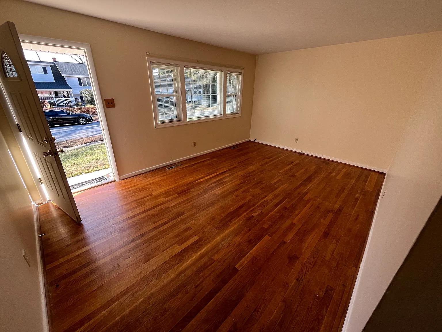 3 bed, 900 sqft, $2,100 — Photo 4