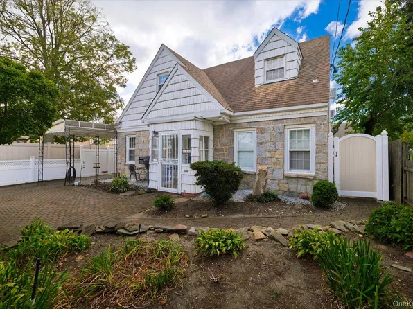 11 W 2nd Street, Freeport, NY 11520