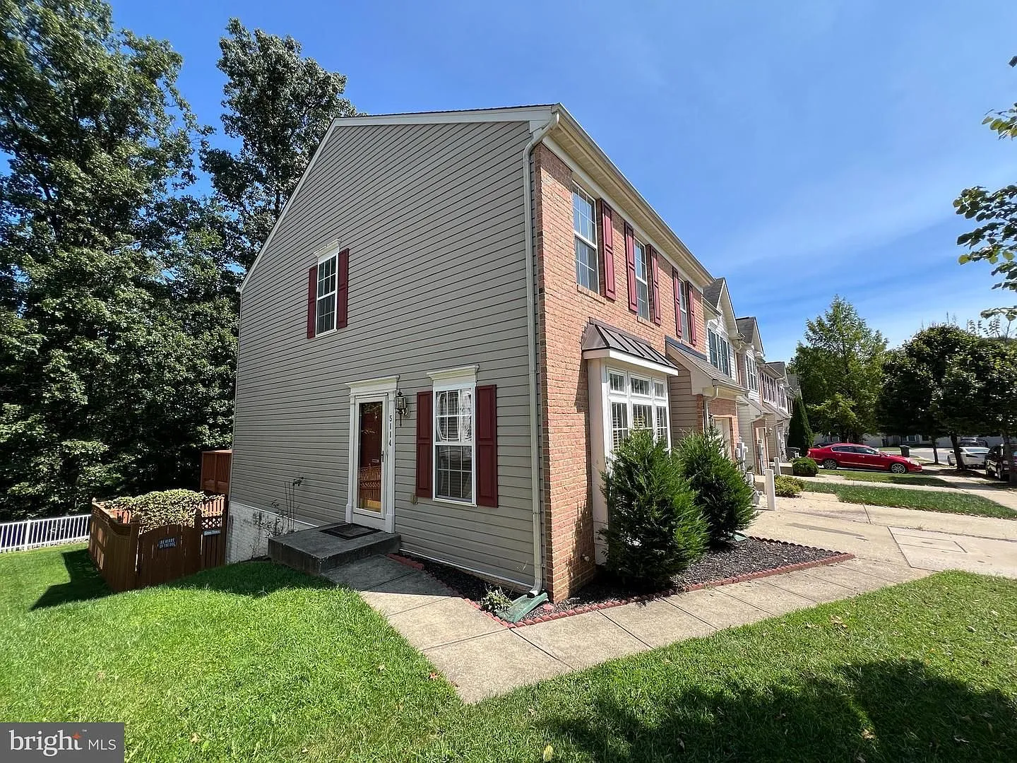 Beautiful End of Group 3bd 2/2bth Townhome with attached 1 Car Garage in Owings MIlls New Town — Photo 3