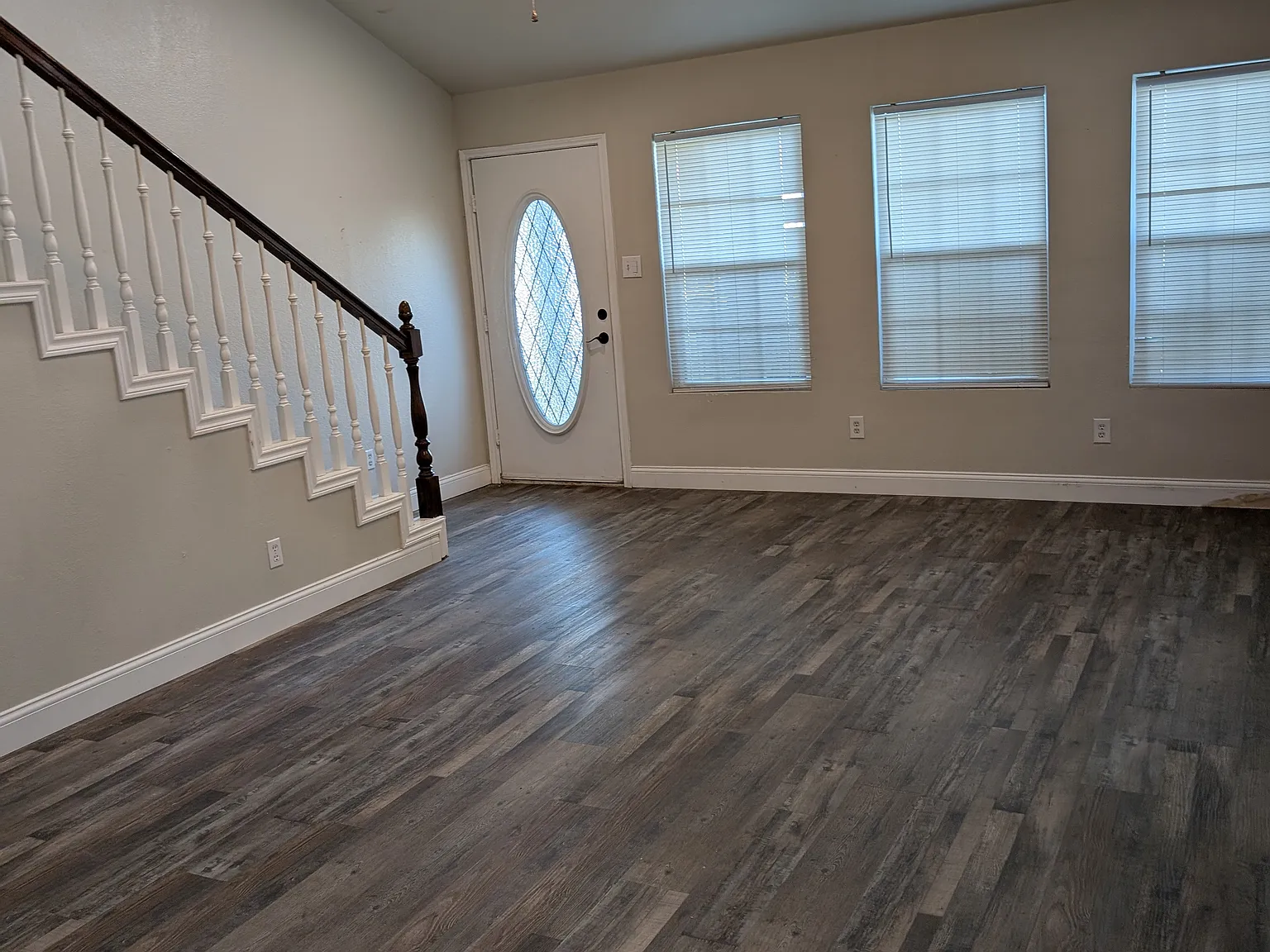 2 Story Woodbridge Rental — Photo 4