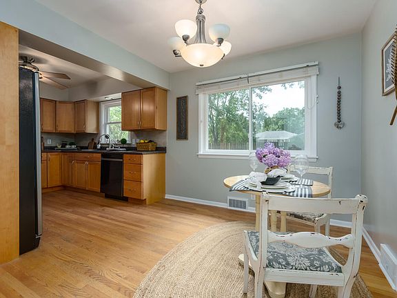 5th image of 2014 Dorchester Ave