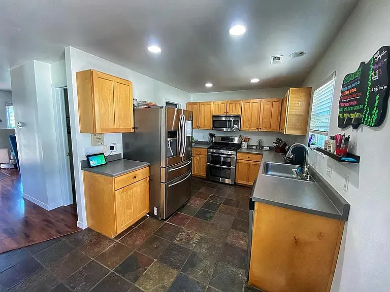 3 bed, 2.5 bath, 1986 sqft, $2,295 — Photo 3