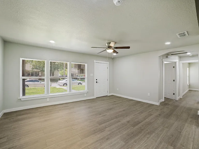 703 W Rosewood Ave — Photo 6