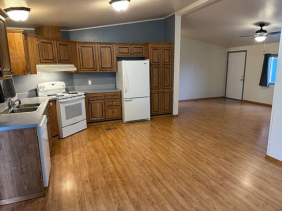 3rd image of 214 N Baker St Trailer 33