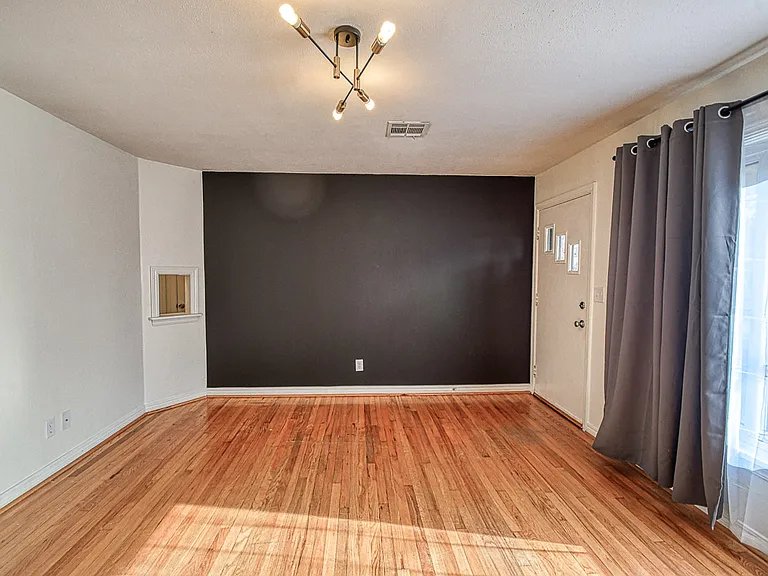 1117 Grover Ln — Photo 2