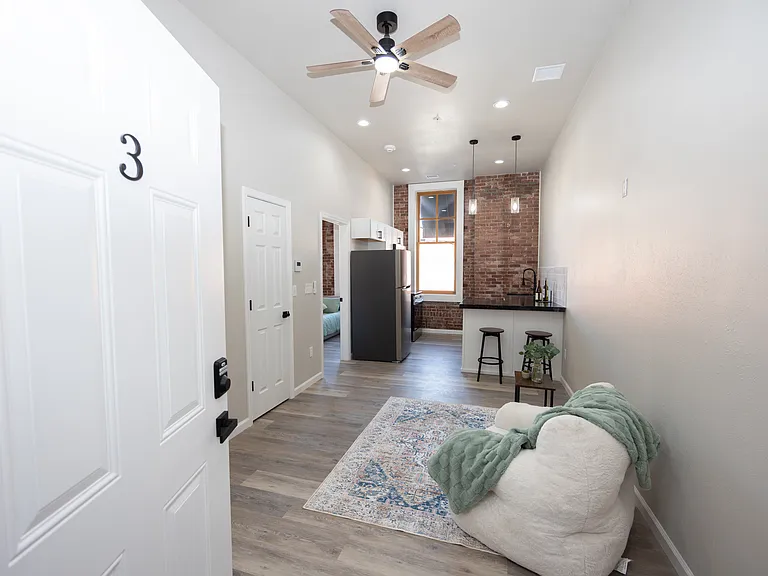 201 E Grand Ave #3 — Photo 2