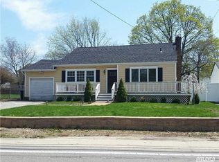 16 Maplewood Rd, Huntington Station, NY 11746