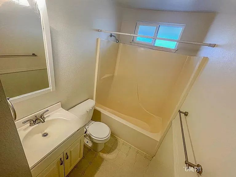 515 W State St — Photo 7