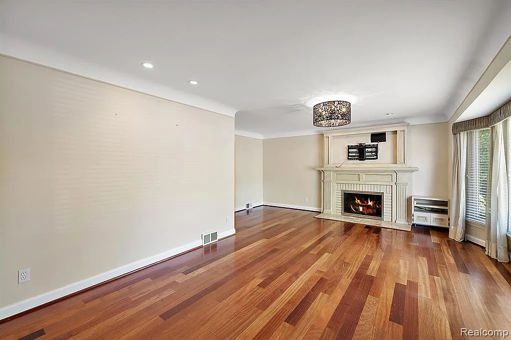 3 bed, 2.0 bath, 2245 sqft, $3,800 — Photo 4
