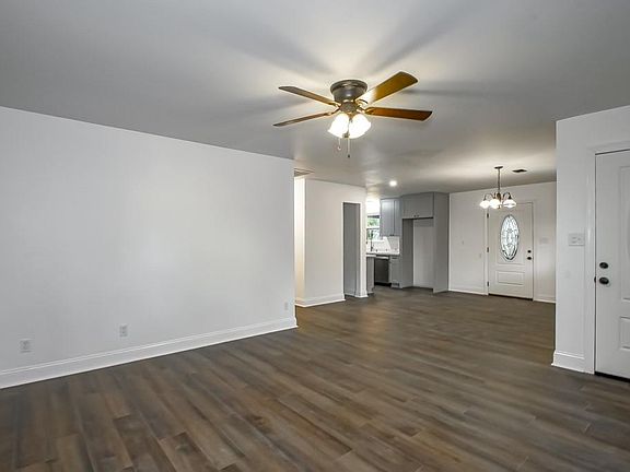 3rd image of 42164 Garden Dr