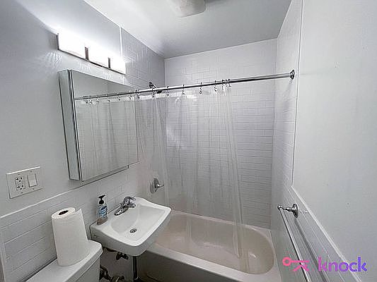 5th image of 1593 1st Ave #2J