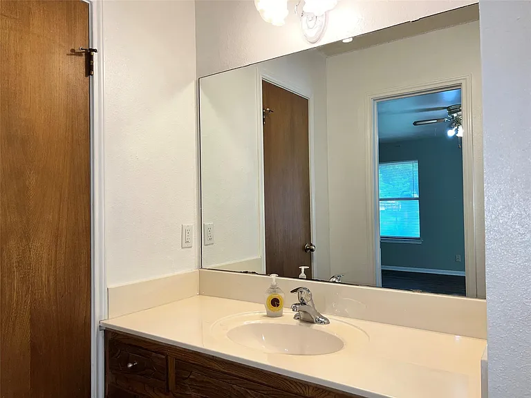 209 Oak Crest Ln — Photo 3