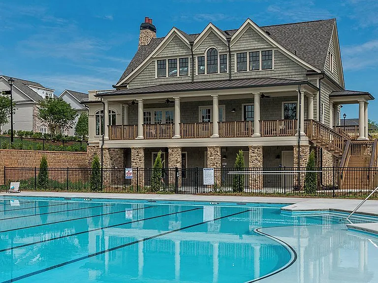Clubhouse and pool. Gym included in the clubhouse