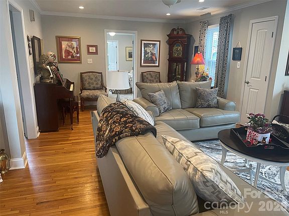 4th image of 415 Ruth Ave