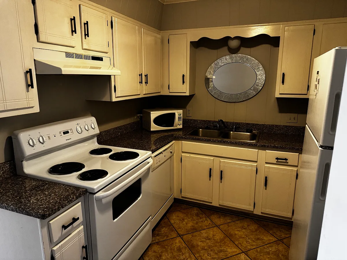 Building Photo - 208 General Gardner Ave #105