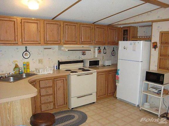 EAT-IN KITCHEN WITH APPLIANCES