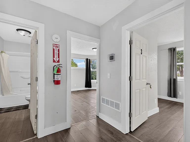 918 Elm St — Photo 18