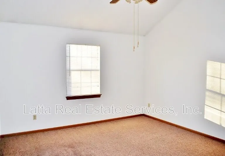 2115 Highridge Dr #C — Photo 8