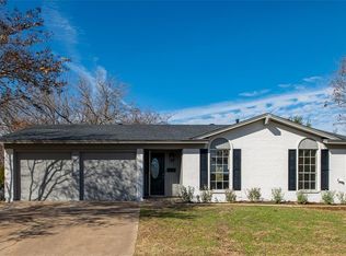 825 E Glendale St, Crowley, TX 76036