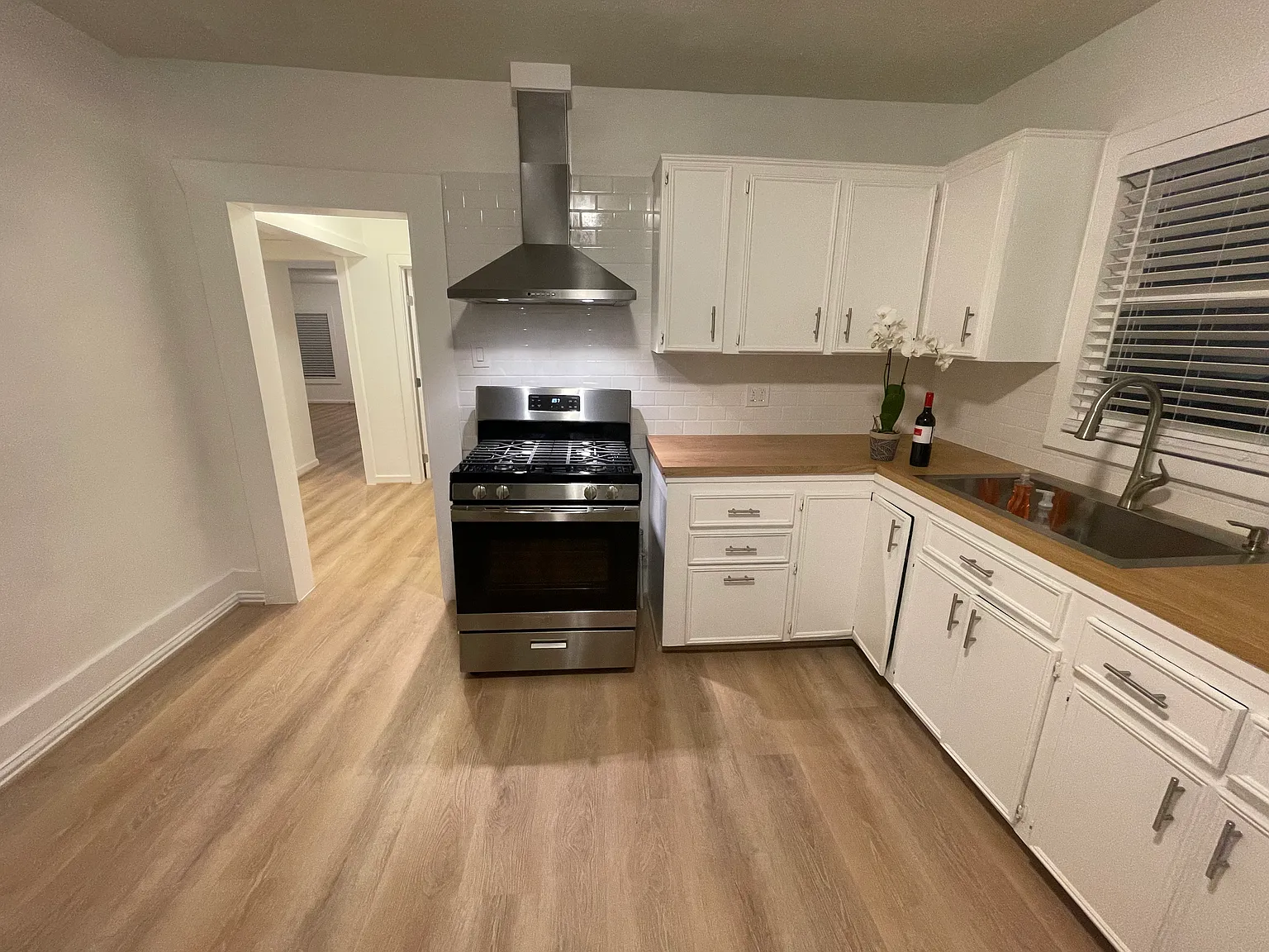 2 bed, 1013 sqft, $2,490 — Photo 2