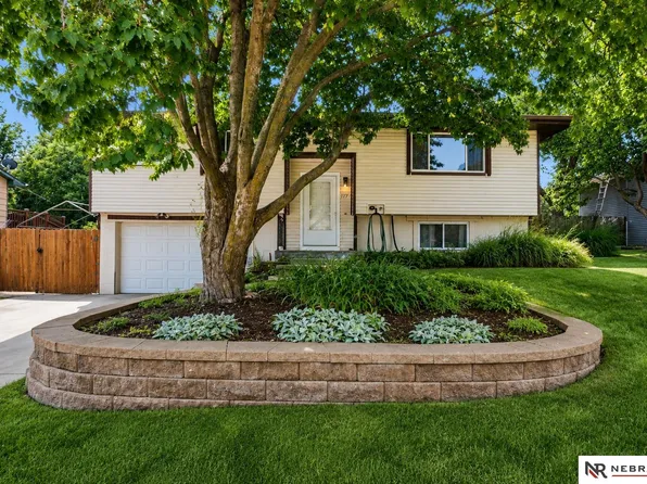 117 Wagon Train Ave, Hickman, NE 68372