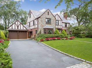 45 Roxbury Rd, Rockville Centre, NY 11570