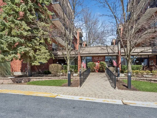 127 Acacia Cir APT 402, Indian Head Park, IL 60525