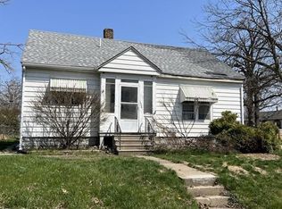 1002 Center Point Rd NE, Cedar Rapids, IA 52402