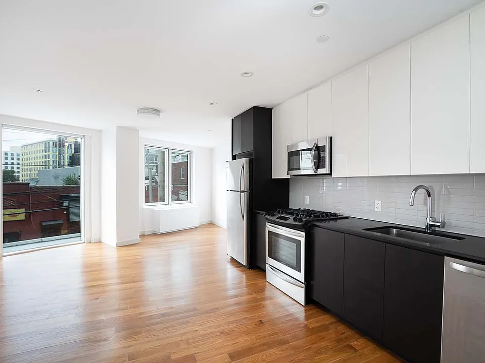 3143 Vernon Blvd #207